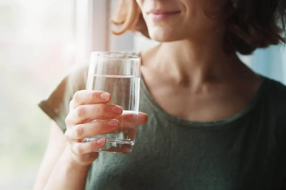 En kvinde drikker vand