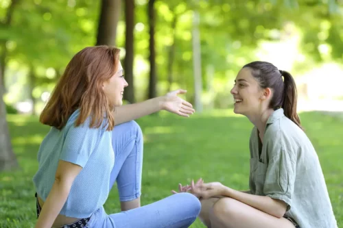 To kvinder snakker sammen i skov
