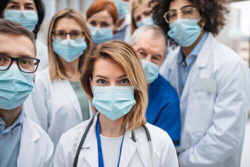 Hvorfor så mange ansatte i sundhedssektoren er smittet med coronavirus