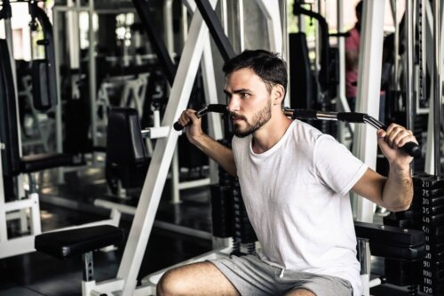 En mand i fitnesscenteret