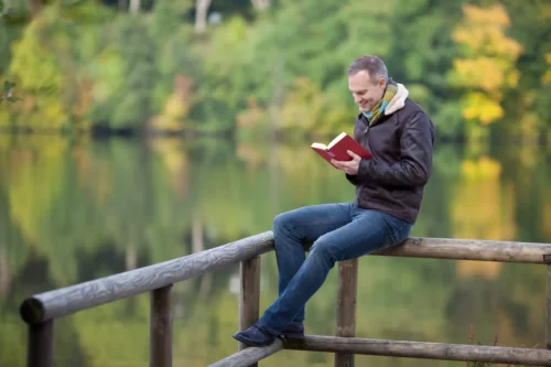 En mand læser udenfor