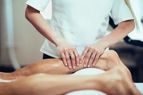 Massage af ben som følge af skader i lægmusklen