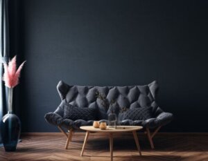 7 tips til at indrette en stue med mørke møbler