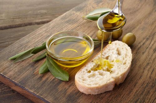 Olivenolie dryppes på brød