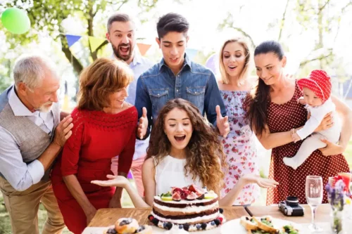 En piges med kage er eksempel på teenageres fødselsdage