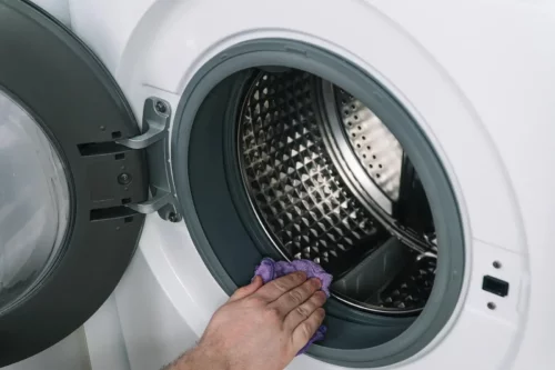 Rengøring for at fjerne fnuller fra vaskemaskinen