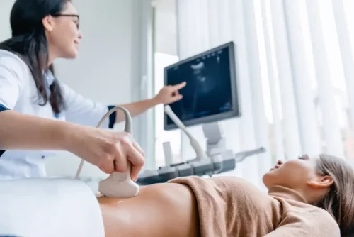 Kvinde får foretaget en ultralydsscanning på grund af smerter i milten