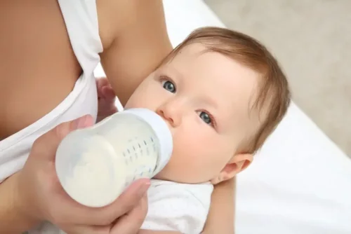 Baby med brystvorteforvirringssyndrom får flaske