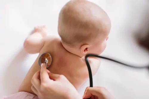 Baby undersøges af en læge