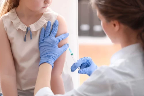 Et barn bliver vaccineret