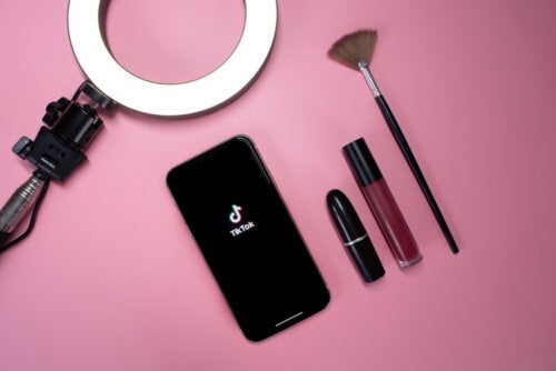Makeup i ét lag: Hvad handler denne skønhedstrend på TikTok om?
