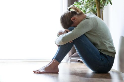 En deprimeret kvinde viser forskellen mellem at acceptere og give afkald på noget