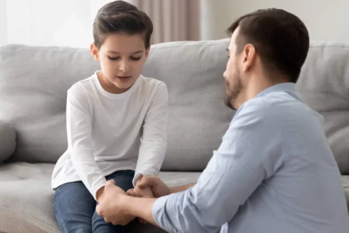 Far og søn er eksempel på at tale med børn om skilsmisse