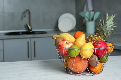 En frugtkurv kan bruges til at indrette køkkenet om sommeren
