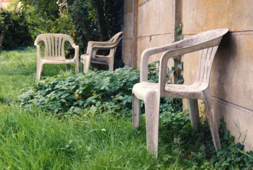 Gamle plastmøbler viser vigtigheden af pleje af havemøbler