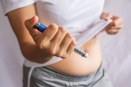 Kvinde med insulinindsprøjtning