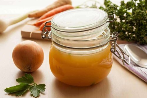 Knoglebouillon i glaskrukke