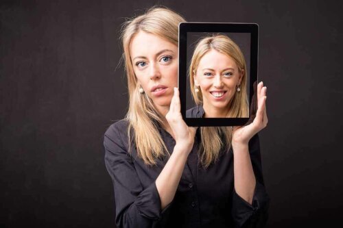 Utilfreds kvinde holder et billede af sig selv, hvor hun er glad