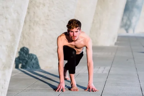 Mand dyrker yoga til fleksible hofter