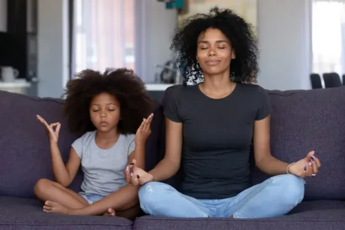 Mor og datter mediterer for at tolerere frustration