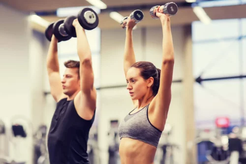 Mand og kvinde i gang med styrketræning