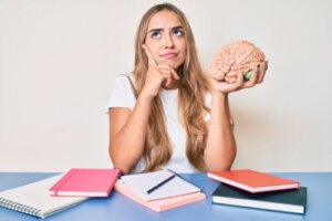 Excitatorisk og inhibitorisk betingning: Hvad du behøver at vide