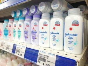 Derfor vil Johnson & Johnson stoppe med at sælge sit babypudder