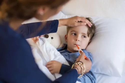 Barn med strubehoste får taget sin temperatur
