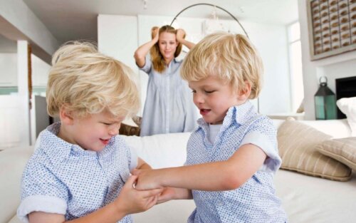 Børn skændes om noget legetøj