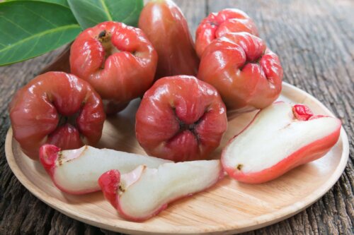 Eksotisk frugt skåret ud