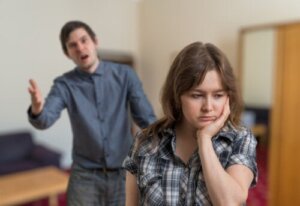 Mobning i familien: Hvordan man genkender og håndterer det