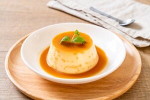 Opskrift på vegansk creme caramel, der er ideel til hele familien