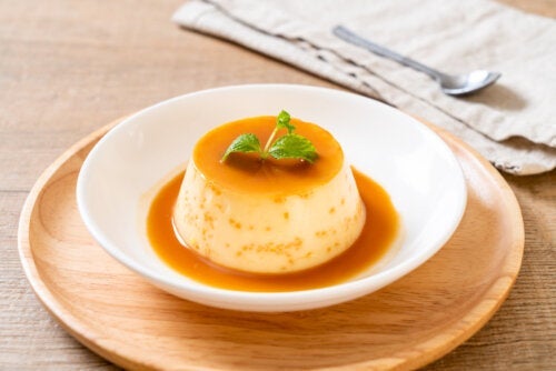 Opskrift på vegansk creme caramel, der er ideel til hele familien