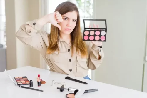 Kvinde afviser noget makeup, da hun går ind for blå skønhed