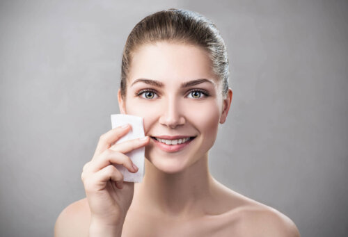 Kvinde renser hud i ansigtet