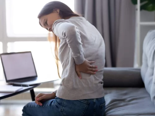 Kvinde har rygsmerter