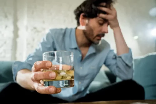 Mand drikker alkohol trods fordøjelsessygdomme