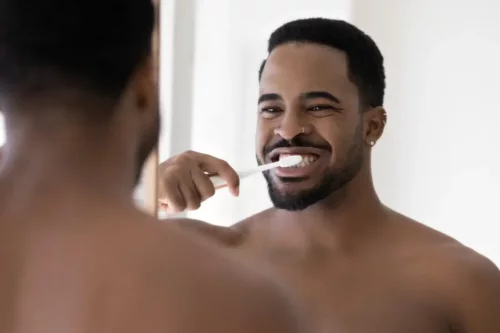 En mand børster tænder