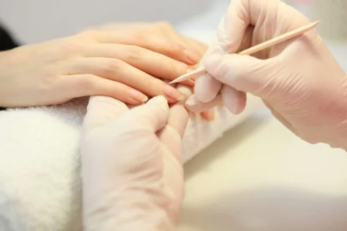 Kvinde får en professionel manicure