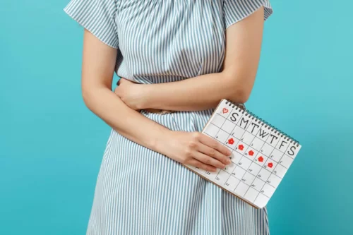 Kvinde med kalender for menstruation
