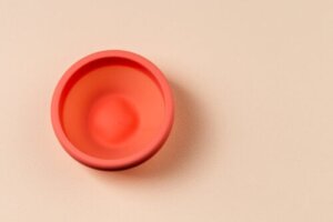 Menstruationsskive: Hvad er det, og hvordan adskiller det sig fra menstruationskoppen?