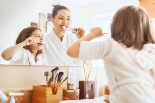 Mor og barn børster tænder