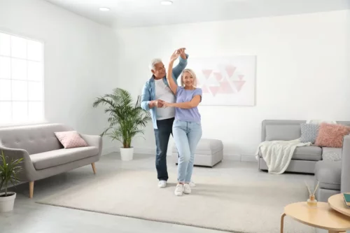 Par danser i deres stue