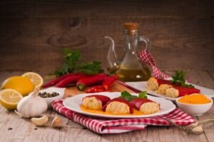 Klassisk opskrift på fyldte peberfrugter med torsk og rejer