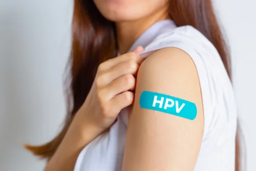 Pige med plaster efter HPV-vaccine