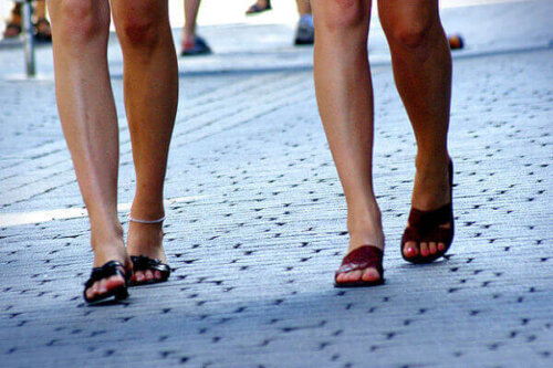 To kvinder går i sandaler