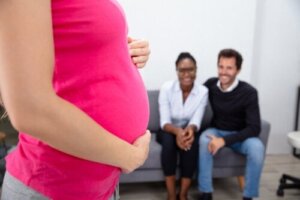 Surrogati: Hvad er det, og hvad skal man overveje?