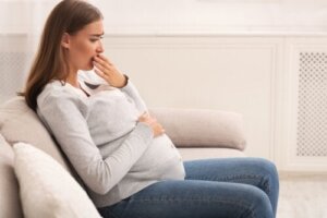 Mundtørhed under graviditet: Årsager og behandlinger