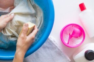 Sådan fjerner du harpikspletter fra dit tøj uden at beskadige det