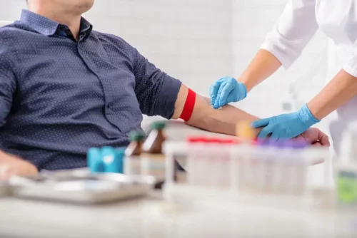 Mand får taget en blodprøve til estimeret middelblodglukose
